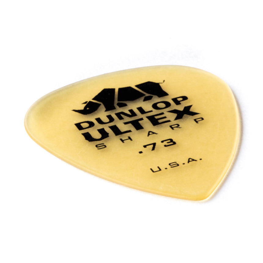 Médiator Dunlop Ultex Sharp 0,73 mm, vue de trois quarts.