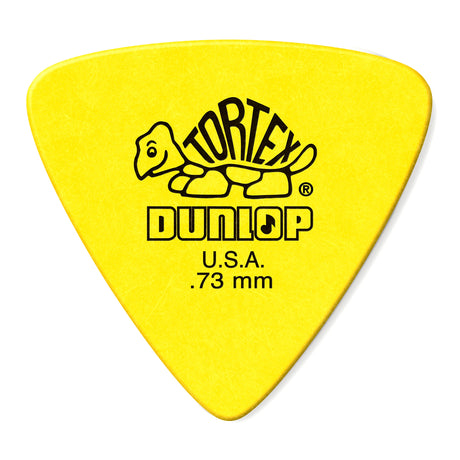 Vorderseite eines gelben Dunlop Tortex Triangle Plektrums, 0,73 mm, aus dem Player’s Pack