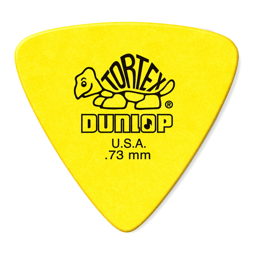 Vorderseite eines gelben Dunlop Tortex Triangle Plektrums, 0,73 mm, aus dem Player’s Pack