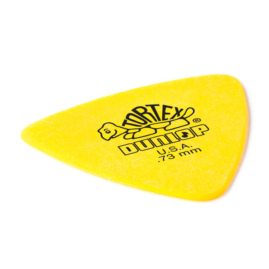 Gelbes Dunlop Tortex Triangle Plektrum, 0,73 mm, aus dem Player’s Pack, schräge Detailansicht