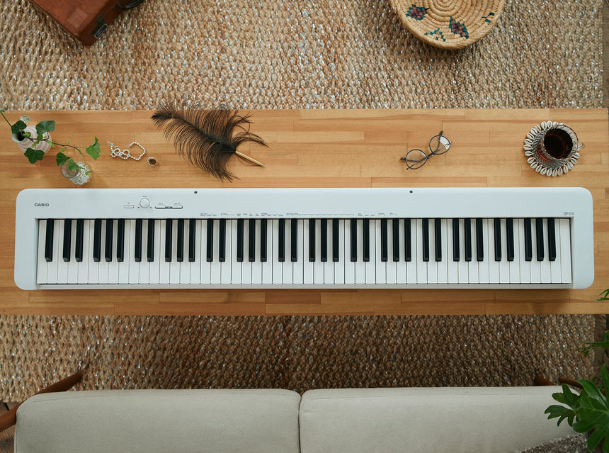 Casio CDP-S110, blanc – vue de dessus dans un intérieur