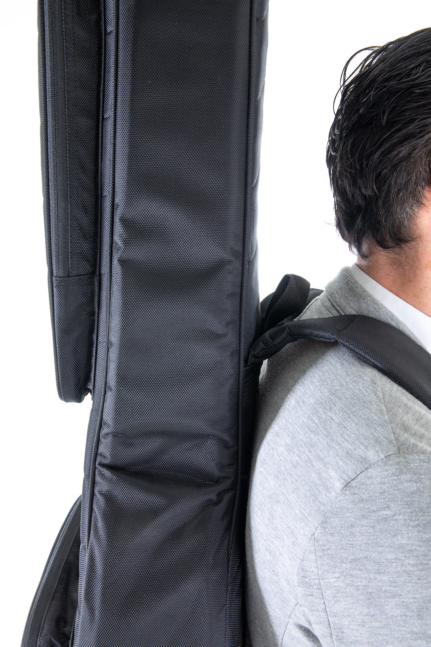 Housse GEWA Cross 30 pour guitare classique 4/4 215.505, noire – vue portée en sac à dos