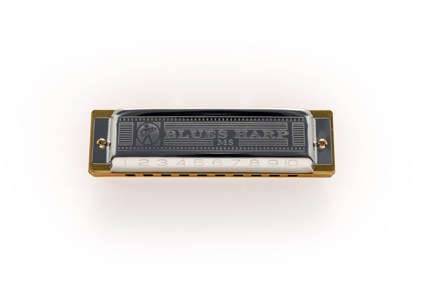 Hohner Blues Harp MS, sommier en bois brun et capots métalliques – vue de dessus