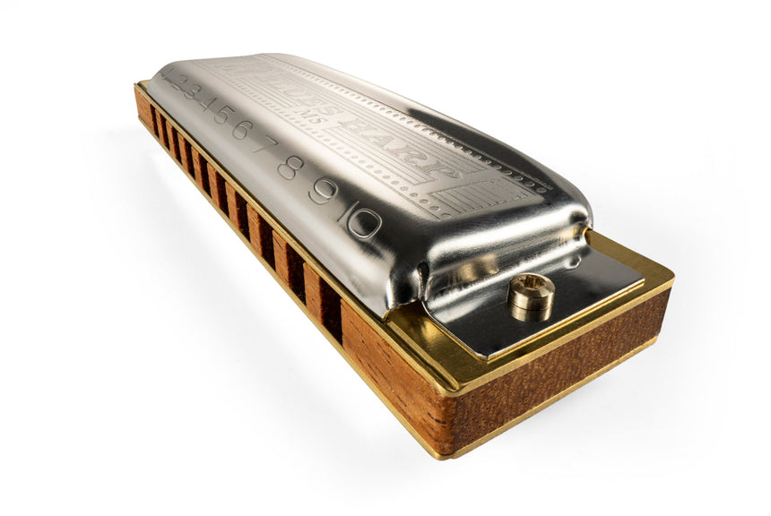 Hohner Blues Harp MS, sommier en bois brun et capots métalliques – vue oblique opposée