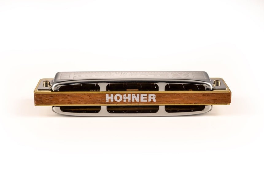 Hohner Blues Harp MS, sommier en bois brun et capots métalliques – face arrière et sommier en bois