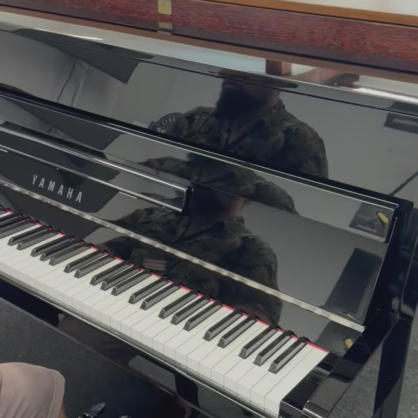 Piano Yamaha B1, noir, chrome poli, d'occasion, année 2021, état neuf