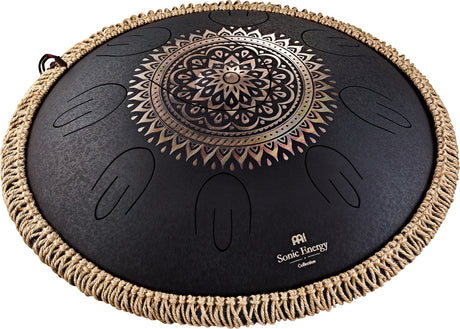 MEINL Sonic Energy Octave Steel Tongue Drum, Schwarz, graviertes Blumendesign, D Kurd, 9 Töne, 16" / 40 cm - Musik-Ebert Gmbh