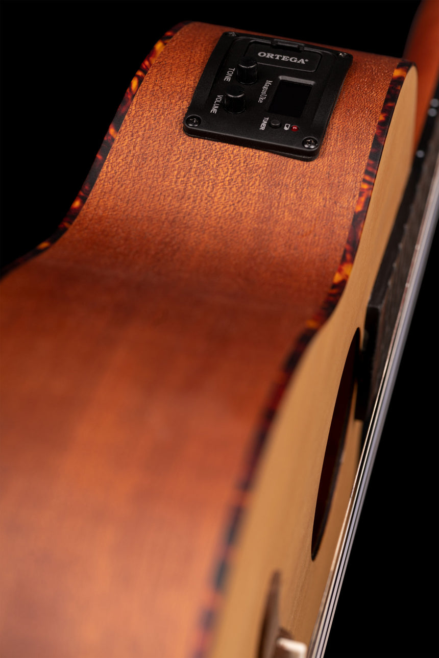 ORTEGA Bonfire Serie/Preamp Bariton Ukulele - Fichte Natur mit Lasergravur - Musik-Ebert Gmbh