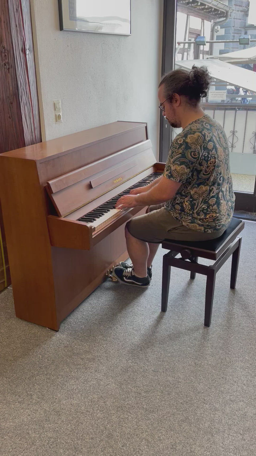 Piano droit Yamaha M1J noyer satiné, année 1975 (occasion)